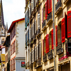 33 RUE LAGREOU